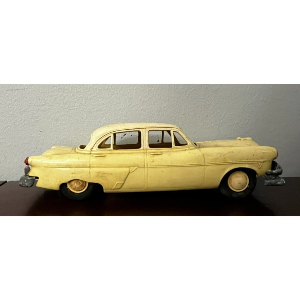 1950s Plastic Dealer Promo Model - White Friction motor 1/25 Scale